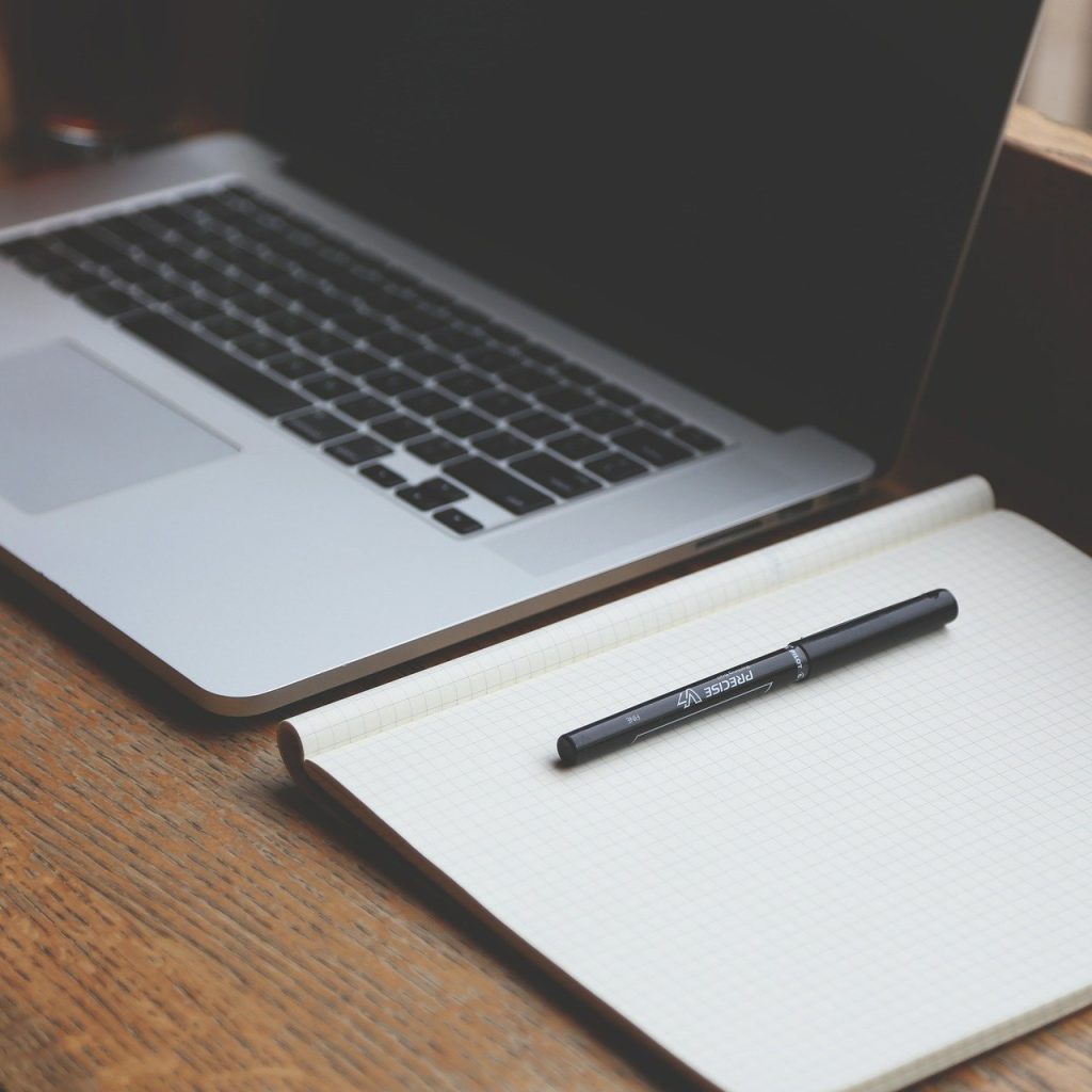 weboldal tervezés eszközei: notebook, jegyzetfüzet, toll