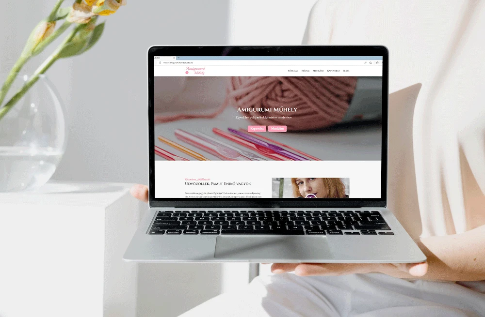 webdesign portfólió: szolgáltatás weboldal főoldala egy laptopon