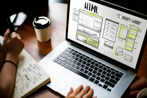 felhasználói élmény javítása a weboldaladon - egy laptop, miközben tervezem az új változatot